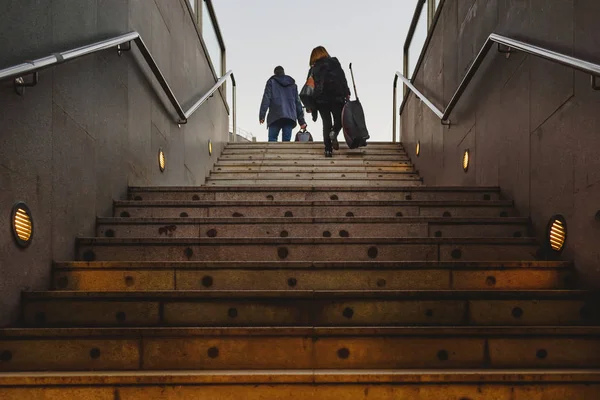 Silueta Dos Pasajeros Con Carrito Maletas Subiendo Una Escalera — Foto de Stock