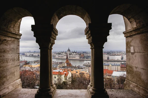 Vistas Del Parlamento Húngaro Través Las Murallas Del Castillo Budapest — Foto de Stock