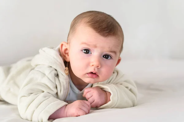 Beautiful Sweet Newborn Baby Lying Face Bed Raising His Head — Stock Photo, Image