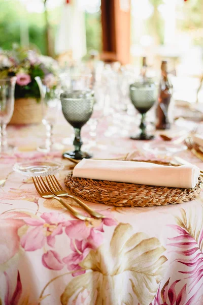 优雅的餐具和花卉布置的桌子在婚礼餐厅与复古风格的中心 — 图库照片