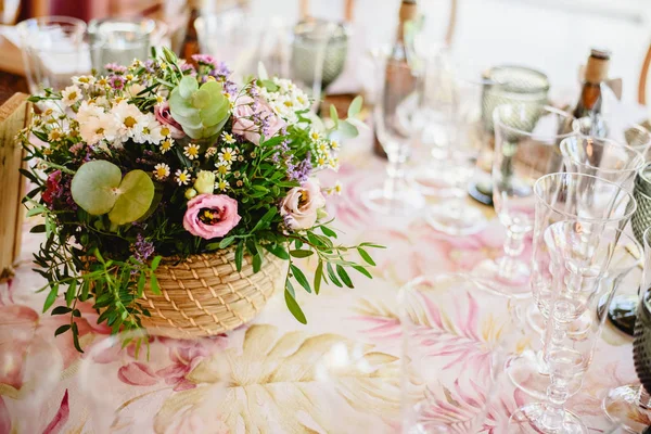 鲜花装饰的中心与豪华餐具在婚礼大厅的桌子上 — 图库照片