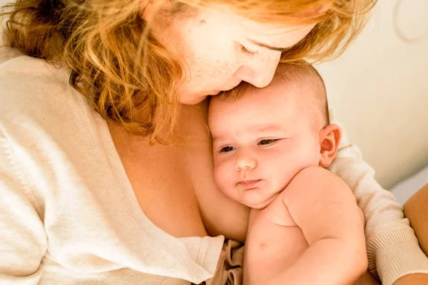 Mamá Besando Hija Recién Nacida Amorosamente Concepto Maternidad Feliz Vida — Foto de Stock