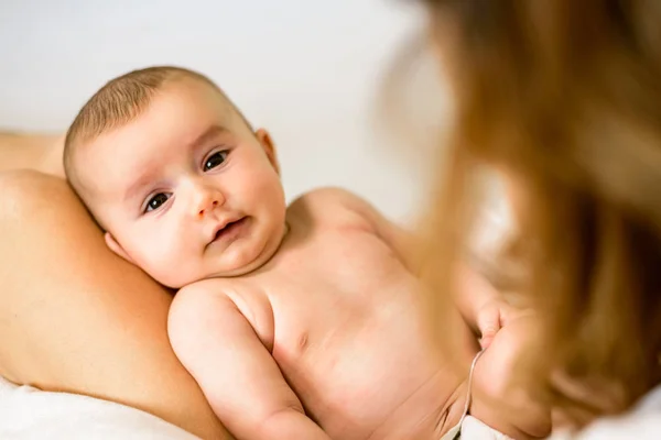 Newborn Baby Girl Posed Her Back White Blanket Looking Camera — Stock Photo, Image