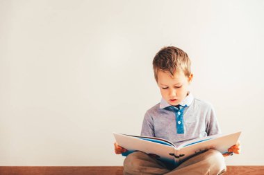 Çocuk bir kitap okuma ve ilgi portresi.