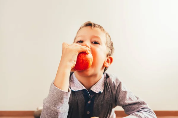 Niño Mordiendo Una Manzana Sabrosa Aislando Fondo Blanco Concepto Nutrición — Foto de Stock