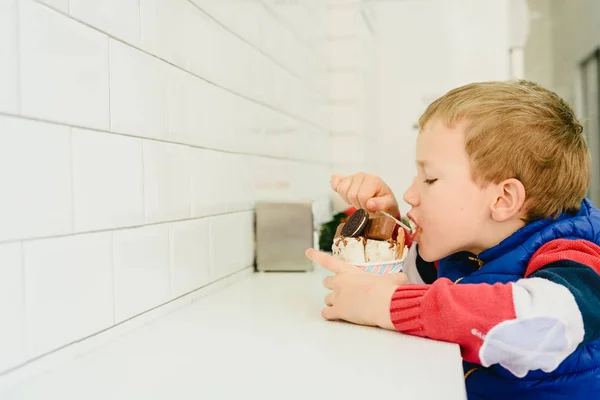 Niño Degustando Helado Comiéndolo Con Antojos Infantiles — Foto de Stock