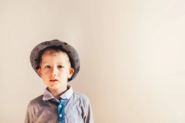 Nice Boy Bermain Dengan Topi Latar Belakang Kosong — Stok Foto
