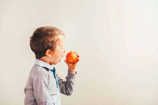 Enojado Triste Niño Obligado Comer Una Manzana — Foto de Stock