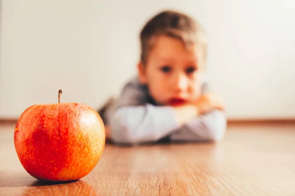 Manzana Primer Plano Niño Segundo Plano Desenfocado Enojado Por Querer — Foto de Stock