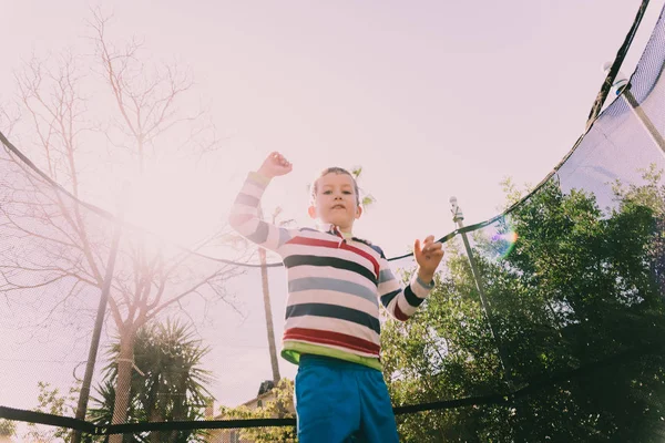 Yaşındaki Çocuk Enerjisini Yüz Ifadeleriyle Açık Havada Oyun Mutluluğun Tadını — Stok fotoğraf