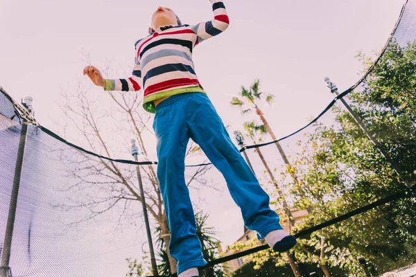 Jarige Jongen Springen Een Trampoline Uitoefenen Achtertuin Van Zijn Huis — Stockfoto