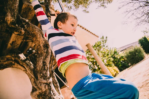 Anak Menikmati Musim Semi Luar Rumah Bermain Rumahnya Dari Pohon — Stok Foto