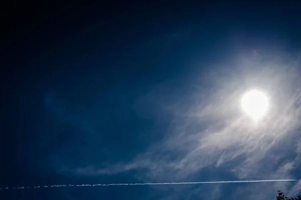 Blauwe Hemelachtergrond Met Zonnestralen Vliegtuig Routes Overschrijden Van Hemel — Stockfoto