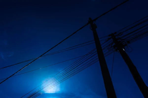 Masten Mit Strom Und Telekommunikationskabeln Von Unten Gesehen Vor Blauem — Stockfoto