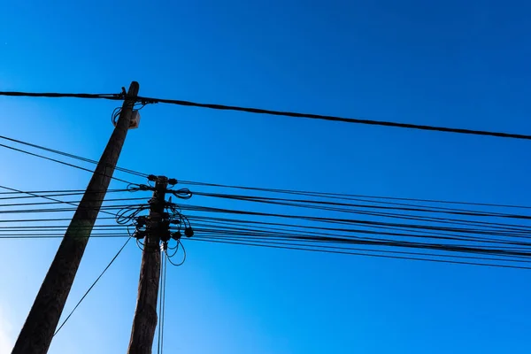 Pólos Com Cabos Eletricidade Telecomunicações Vistos Baixo Contra Fundo Céu — Fotografia de Stock