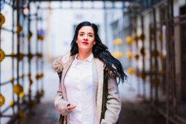 Güçlü ve kendinden emin bir sokakta Olgun kadın portresi.