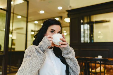 Bir yolculuk sırasında Viyana'da Avrupa şehri, kahve içme oldukça esmer kadın.