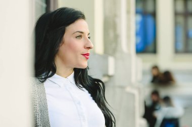 Yan görünümü dışında bekleyen Olgun kadın portresi.