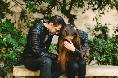 Onun kız arkadaşı kıskançlık tarafından bir öfke için bağımsız değişken sonra sarılma sevgi gösteren erkek.