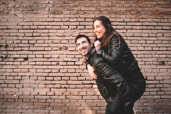 Erkek Arkadaşı Sırtıma Eğleniyor Yüksek Sesle Gülerek Bir Tuğla Duvarın — Stok fotoğraf