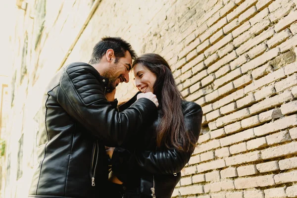 Couple Amoureux Chatouiller Rire Fort Lors Une Promenade Décontractée Travers — Photo