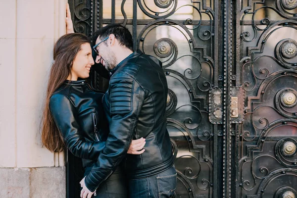 Retrato Cabeza Una Pareja Enamorada Abrazándose Demostrando Amor Libre —  Fotos de Stock