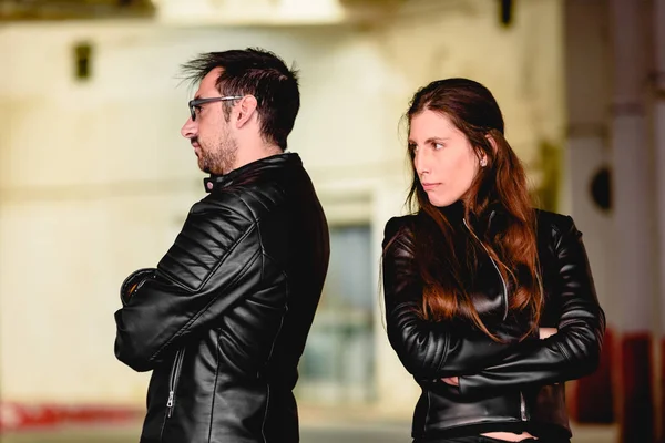 Çift birbirlerine sırtlarını bağımsız değişken sonra kızgın aşık.