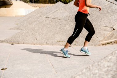 Valencia, İspanya - 24 Şubat 2019: Kadın runner ile öğle saatlerinde 