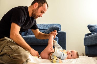 Bir baba onun çocukları onun değiştirerek dikkat çekici içinde yer