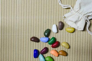 Arka plan ile dalgalı bir kağıt üzerinde dağınık renkli sahte taş