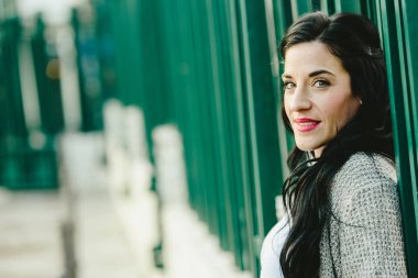 Güzel kadın uzun esmer saçlı ve yeşil gözlü arıyorsunuz bir