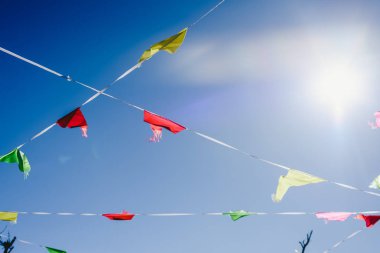 Açık bir p rüzgarda sallayarak güneş karşı renkli bayraklar