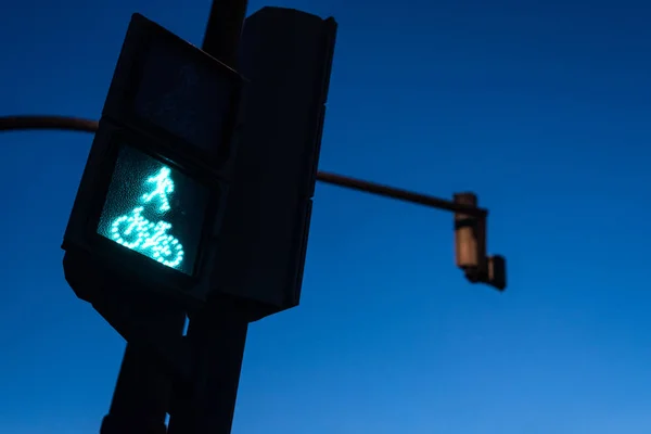 Verkeerslicht in groen voor de voetgangers en fietsers, met de fi — Stockfoto