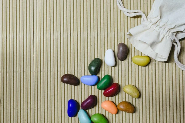 Arka plan ile dalgalı bir kağıt üzerinde dağınık renkli sahte taş