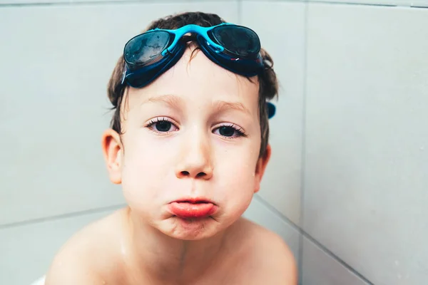 Child bathing in his bathroom with diving glasses making funny g — Stock Photo, Image
