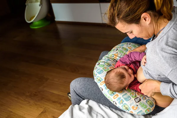 Retrato de cerca del bebé recién nacido adorable y dulce amamantando — Foto de Stock