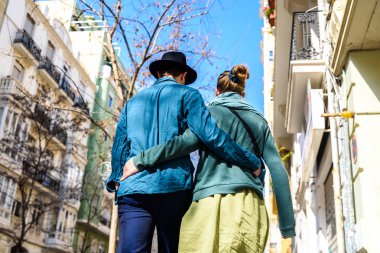 Birkaç turist olarak, dresse sokaklarında yürüyüş severler