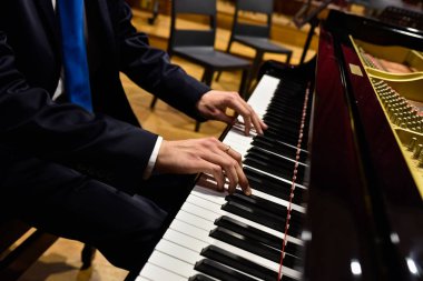 Profesyonel piyanist piyano üzerinde bir parça gerçekleştirme.