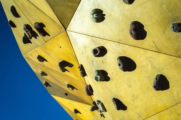 Detalle de la pared de una pared de escalada al aire libre para practicar escalada — Foto de Stock