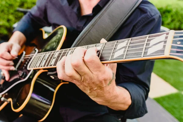 Guitarrista tocando guitarra ao ar livre — Fotografia de Stock