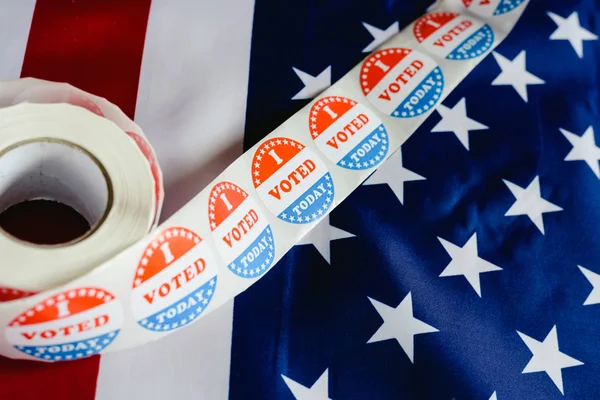 Jag röstade idag klistermärke, typisk för oss valen på amerikanska flaggan. — Stockfoto