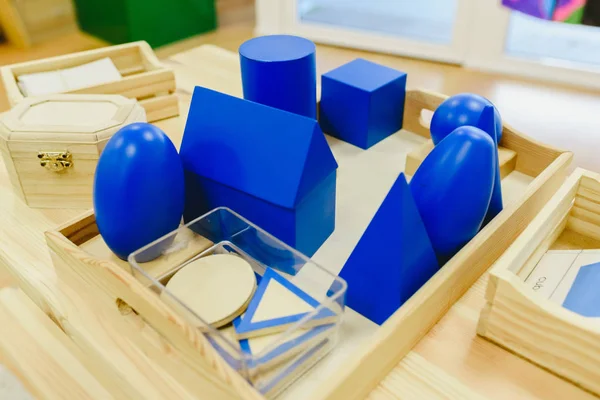 Materialen in een klaslokaal voor studenten van Montessori alternatief — Stockfoto