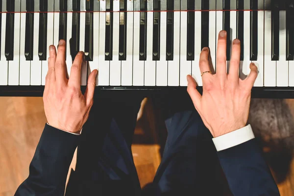 Pianist som utför en bit på en flygel med vitt och svart — Stockfoto