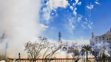 Valencia, İspanya - 7 Mart 2019: patla tarafından neden olduğu büyük duman