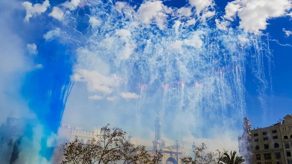 Fogos de artifício disparados em uma Mascleta Fallas durante o dia . — Fotografia de Stock