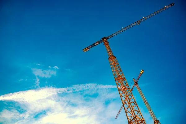 Detail van toren kranen geïsoleerde blauwe hemelachtergrond. — Stockfoto