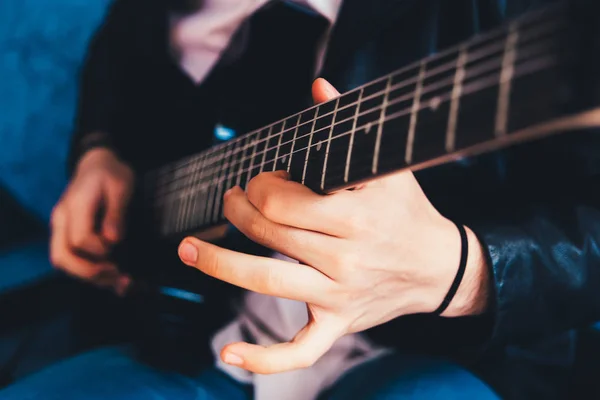 吉他手在选举中演奏和弦的手指的详细信息 — 图库照片