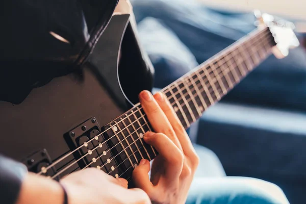 Detalle de los dedos de un guitarrista tocando un acorde en un elegido —  Fotos de Stock