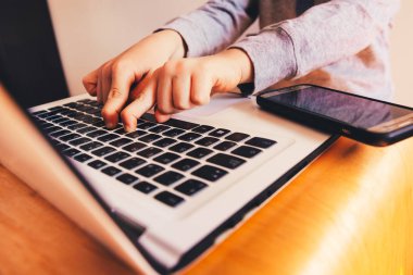 Dizüstü bilgisayar klavyesi bir cep telefonu t yanında çocuk eller