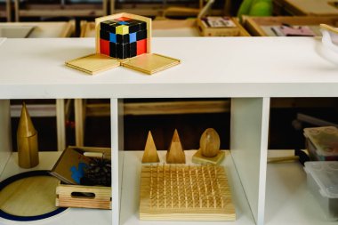 Oyuncaklar ve malzemeleri Montessori için bir okul sınıf içinde Chi